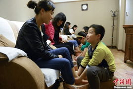 美丽动姐母亲节送康乃馨，传递温馨祝福予母亲乘客和社区推拿师