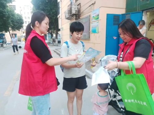 阜桥街道后铺社区开展免费计生用品发放与贴心推拿服务，提升居民幸福感