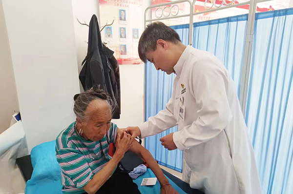 兴义市人民医院 立足群众需求，以社区推拿服务提升志愿服务质量