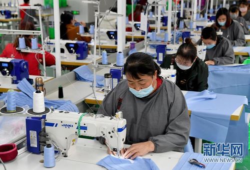 陕西耀州 社区工厂制衣忙 社区推拿惠民生